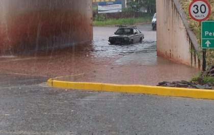 Duas entradas da cidade ficam intransitáveis durante chuva