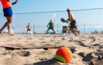 Escola Thathi realiza torneio de beach tennis para comemorar seus 45 anos