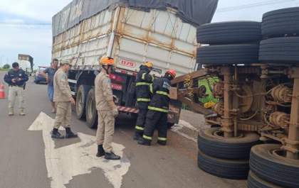 Carreta bitrem carregada de plumas de algodão tomba no km 30 da BR-267