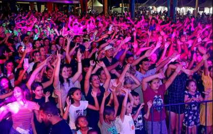 Bandas locais e DJ PV garantiram animação e louvor no 3º dia de festa