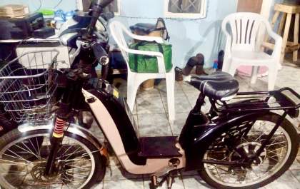 Mulher presa por furto de bicicleta elétrica