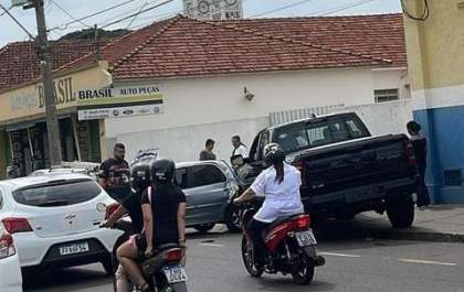 Duas pessoas são atropeladas em colisão envolvendo 4 veículos em Araçatuba