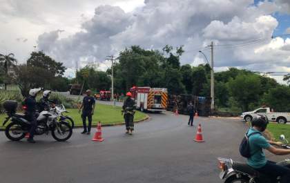 Caminhão tomba na rotatória e interdita trânsito na Odorindo Perenha