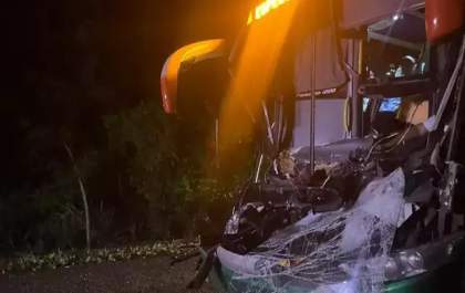 Motorista é socorrido entre as ferragens na BR-262