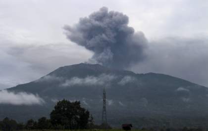 Vulcão entra em erupção na Indonésia e deixa ao menos 11 mortos