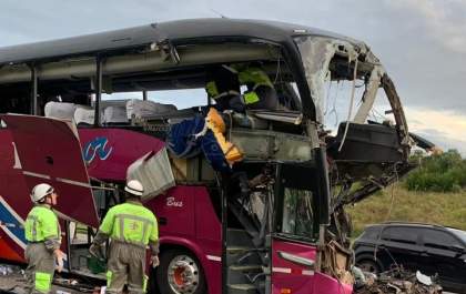 Ônibus da Ive Tur sofre acidente nesta madrugada