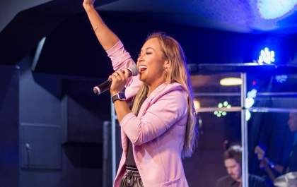Cantora gospel Bruna Karla será atração no 4º Adora Buritama