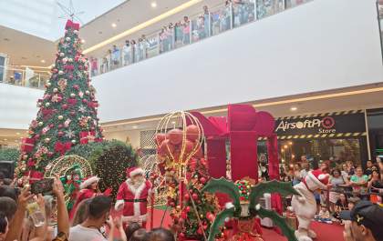 Shopping recebe Parada de Natal com Papai Noel e outros personagem em Araçatuba