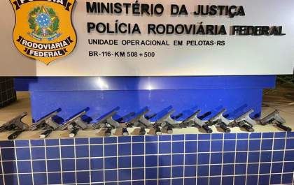 PRF apreende arsenal de pistolas dentro de ônibus