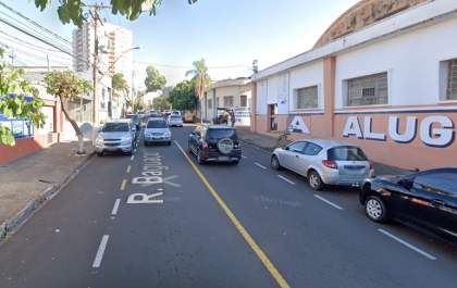 Mulher é detida após bater carro em outro parado na Baguaçu