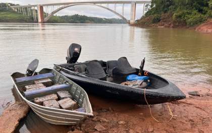 PF e PM apreendem embarcação à deriva com fardos de maconha no Rio Paraná