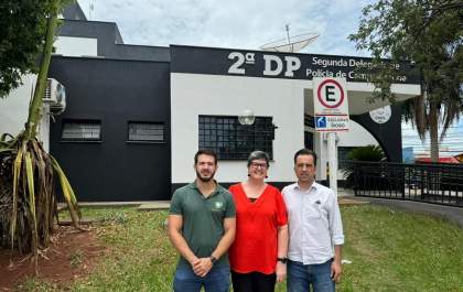 Presos em delegacias enfrentam escassez de água e infestação de baratas