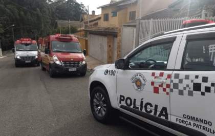 Policiais militares atuam no salvamento de criança que ficou trancada no interior de veículo