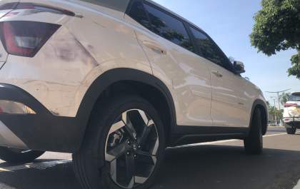 Motociclista fica ferido ao bater em traseira de carro na avenida Brasília
