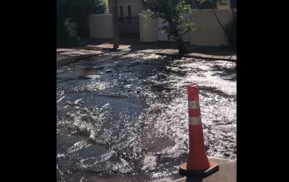 Rompimento de adutora deixa mais de 20 bairros sem água