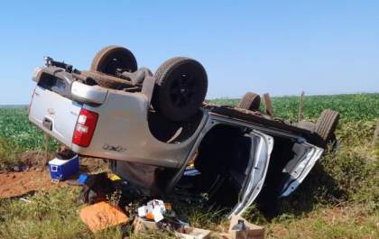 Caminhonete capota ao desviar de peça de carreta em Bataguassu