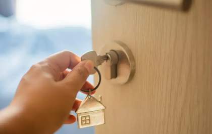 Vai viajar no final do ano? Confira dicas de segurança para proteger sua casa com a equipe SVM