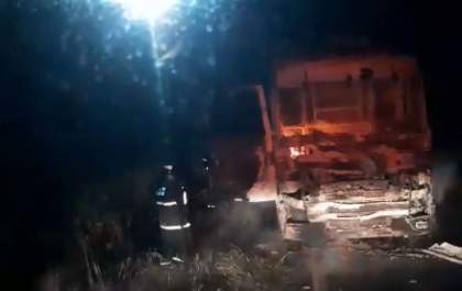 Carreta pega fogo na MS-267