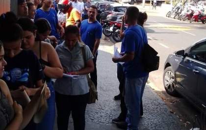 Recusa a pagamento de contribuição gera fila em sindicato