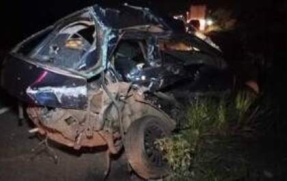 Carro colide com anta na BR-262 e três pessoas morrem no acidente