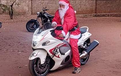 Moto Clubes entregam doces, brinquedos e alegram crianças no Natal