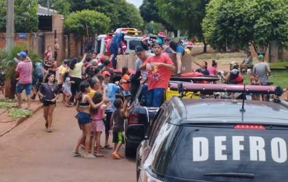 Polícia Civil entrega brinquedos para crianças de bairros carentes em Dourados