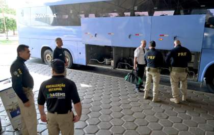 Segurança a bordo: Agems e PRF orientam mais de 400 passageiros de ônibus na Operação Rodovida