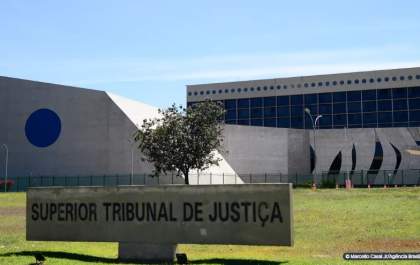 Arma de brinquedo no roubo gera grave ameaça, decide STJ