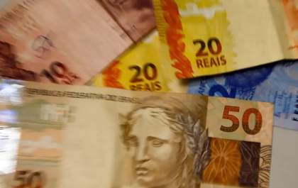 Presidente assina decreto que reajusta salário mínimo para R$ 1.412,00