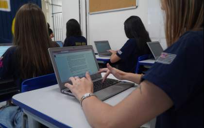 Estado usará inteligência artificial para corrigir redação de alunos nas escolas