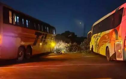 Quatro feridos em acidente envolvendo dois ônibus na BR 262