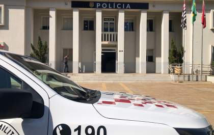 Jovem bate carro da empresa, abandona veículo e diz à polícia que foi roubado