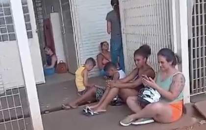 Problema em sistema faz pais esperarem por horas em fila por rematrícula dos filhos