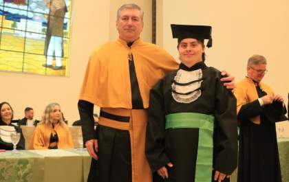 Jovem com Síndrome de Down conquista diploma de Educação Física no Unisalesiano