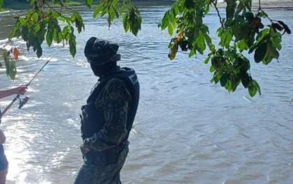 Homem é autuado em R$ 2 mil por pescar em local proibido