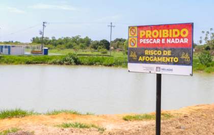 Jovens ignoram placas e tomam banho em bacia de contenção da 2ª lagoa