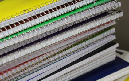 Preços de materiais escolares têm variações de mais de 600% em sites