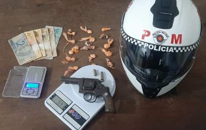 Mulher é presa com revólver e papelotes de crack em Bilac