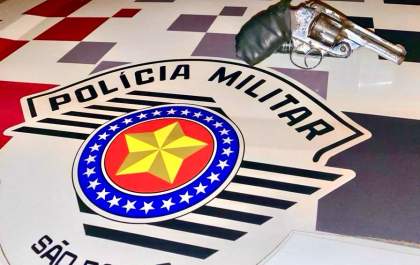Polícia Militar prende homem 20 anos por posse ilegal de arma