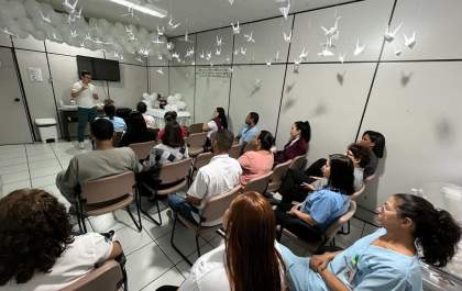 Pronto-socorro sedia encontro sobre a saúde mental