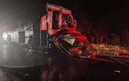 Colisão entre carro e ônibus deixa quatro mortos em MS, incluindo uma criança