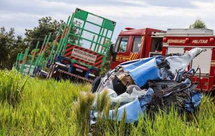 Trágico acidente na rodovia: Motorista de carro morre após colisão com carreta