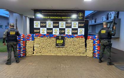 Camionete fura bloqueio do DOF e capota com quase uma tonelada de maconha