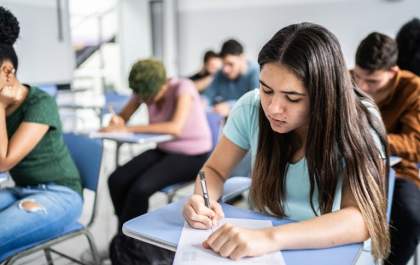 Governo institui bolsa de permanência para alunos do ensino médio