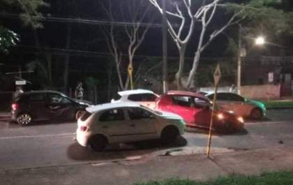 Motorista abandona carro após bater em outros 4 em avenida em Araçatuba