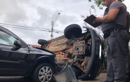 Carro tomba após colisão em cruzamento no Hilda Mandarino