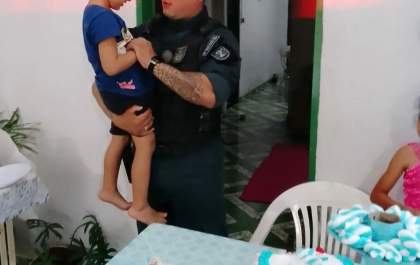 Policiais fazem surpresa de aniversário para o pequeno Miguel em Três Lagoas