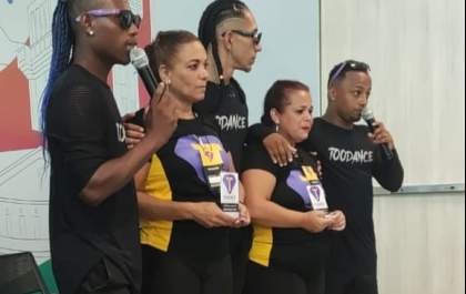 Dupla é homenageada por projeto social de dança em Araçatuba