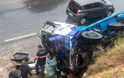 Acidente em Cabreúva: caminhão cai de viaduto na Dom Gabriel