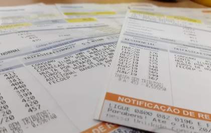 Conta de luz dos brasileiros deve subir 5,6% em média em 2024, diz Aneel